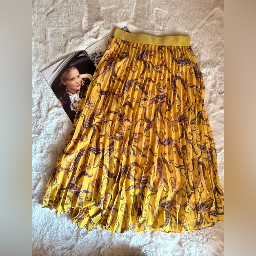 🌺Adorable skirt 🌺Like new🔥, worn once🙈 - Picture 2 of 14